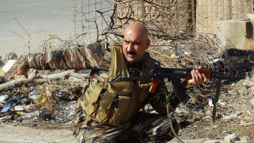 Un membre des forces de sécurité patrouille à la recherche de membres de l'EI, dans la banlieue sud de Kirkouk, le 22 octobre 2016