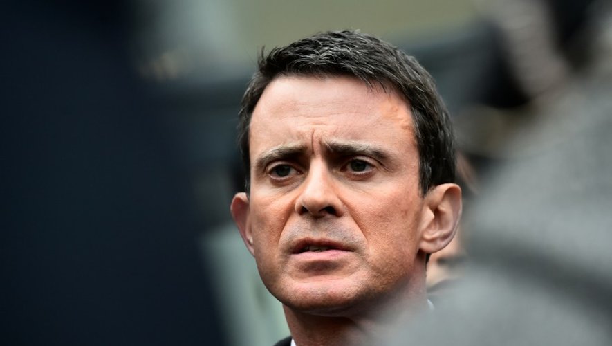 Le premier ministre Manuel Valls répond à des journalistes après une visite dans un club de judo de Sainte-Geneviève-des-Bois en banlieue parisienne, le 11 décembre 2015