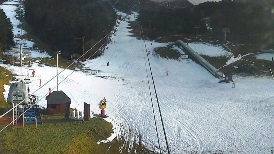 Malgré le manque de neige, la station du Lioran vient d'annoncer le maintien de l'ouverture samedi 20 décembre.