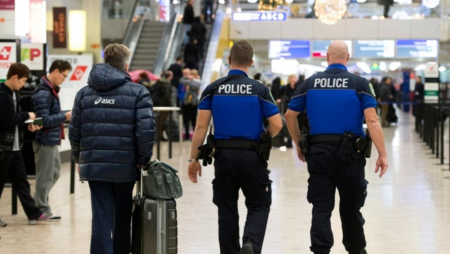 Les forces de sécurité patrouillent le 10 décembre 2015 à l'aéroport de Genève