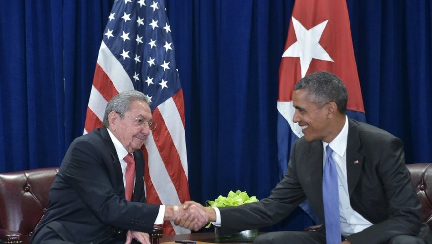 Le président cubain Raul Castro (g) et son homologue américain Barack Obama, à New York le 29 septembre 2015