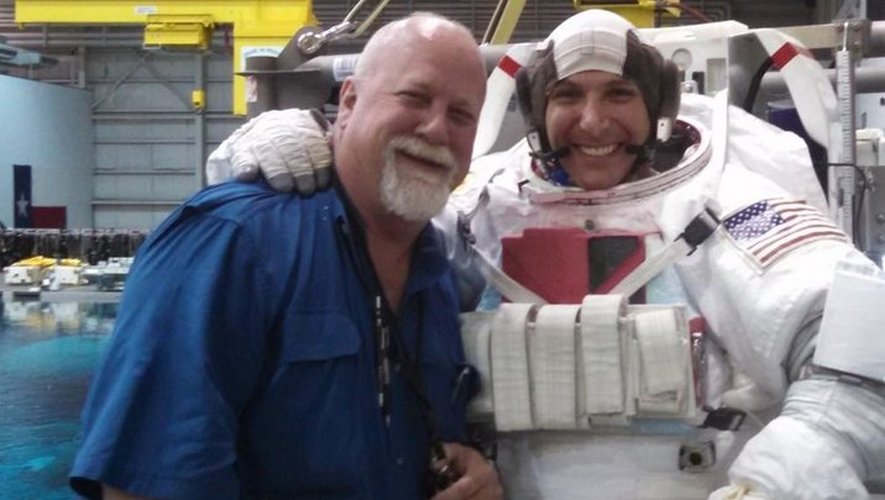 L'astronaute américain Mike Hopkins a décollé le 25 septembre 2013 à bord d'un  Soyouz TMA-10 le 25 septembre 2013. Il est revenu sur Terre le 12 mars 2014.
