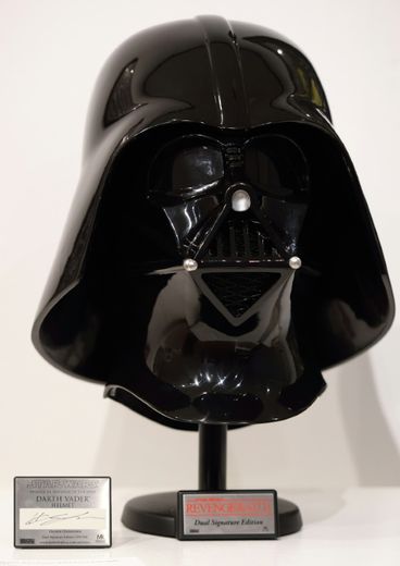 Un casque de Dark Vador(Star Wars) présenté par la maison Sotheby's, le 2 décembre 2015 à New York