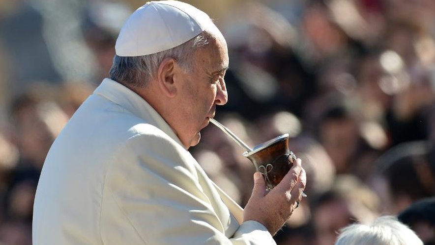 Le pape François boit du maté sur la place Saint Pierre le 17 décembre 2014