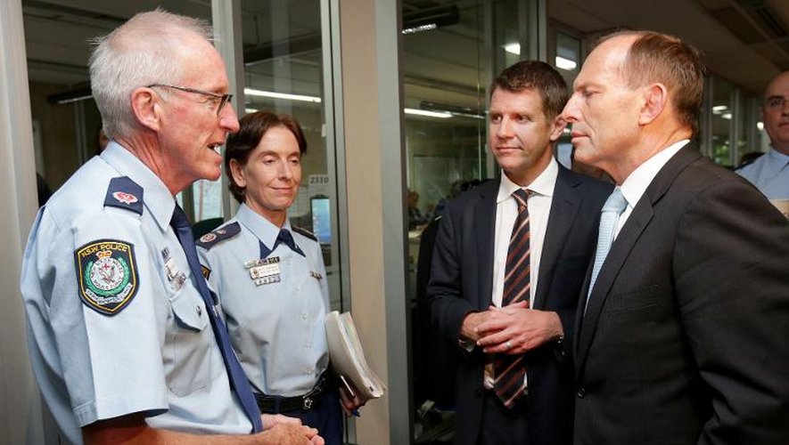 Le Premier ministre australien Tony Abbott lors d'une visite au centre d'opérations de la police le 16 décembre 2014 à Sydney