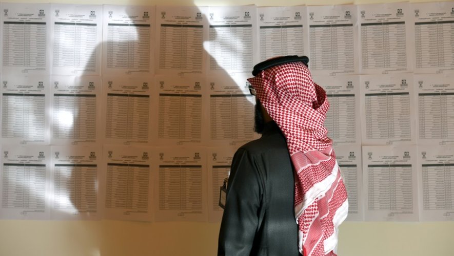 Un Saoudien vérifie les listes électorales dans un bureau de vote à Ryad, le 12 décembre 2015