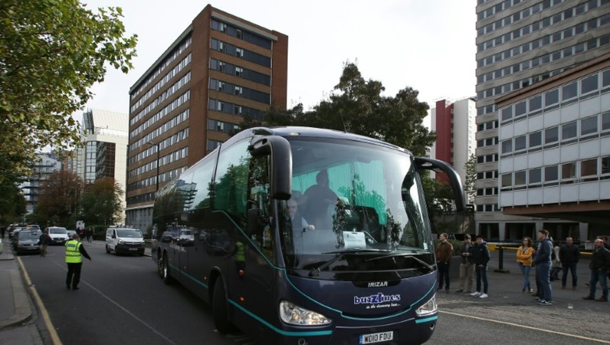 Un bus transportant des migrants mineurs arrive à Croydon, au sud de Londres, après leur transfert du campement la "Jungle" de Calais au Royaume-Uni, le 21 octobre 2016