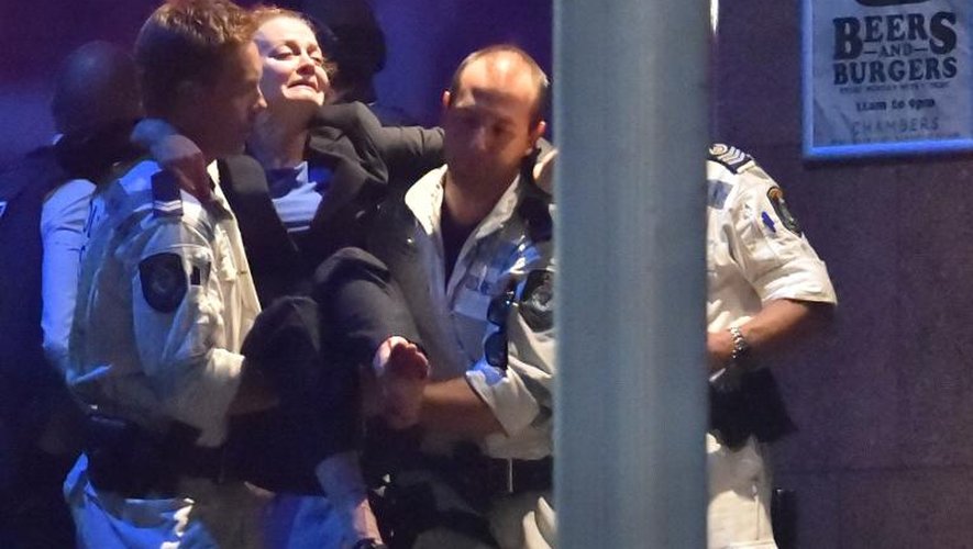 Une femme blessée lors de la prise d'otages est évacuée le 16 décembre 2014 à Sydney