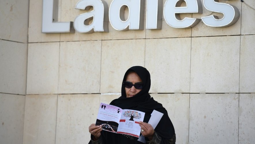 La candidate saoudienne Amal Badreldin al-Sawari est à l'extérieur d'un bureau de vote après avoir voté, le 12 décembre 2015 à Ryad