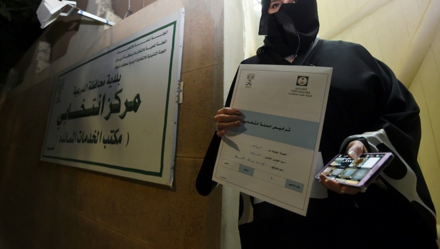 Aljazi al-Hussaini, une candidate à un siège dans un conseil municipal de la ville de  Diriyah (environ de Ryad) le 29 novembre 2015, montre sa licence pour le droit de se présenter aux élections