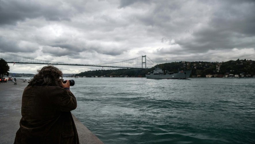 Le "chasseur de navires" Yoruk Isik photographie le navire de guerre russe Nikolaï Flichenkov traversant le Bosphore, le 18 octobre 2016 à Istanbul