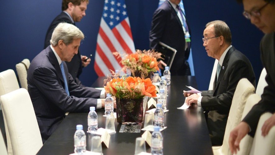Rencontre entre le secrétaire d'Etat américain John Kerry (g) et le secrétaire général de l'Onu Ban Ki-moon, le 11 décembre 2015 au Bourget