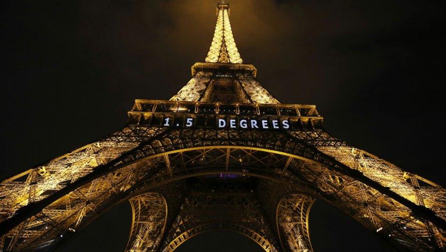 "1,5 degré" est inscrit en néon blanc sur la Tour Eiffel, le 10 décembre 2015 la veille de la clôture de la COP21