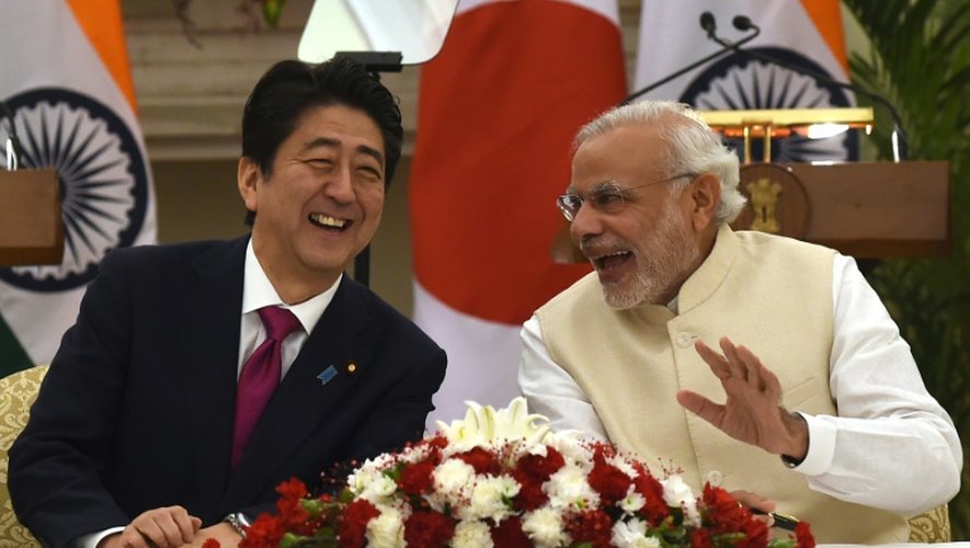 Le Premier ministre indien Narendra Modi (d) et son homologue japonais Shinzo Abe s'accordent un moment de détente avant la signature d'accords, à New Delhi, le 12 décembre 2015