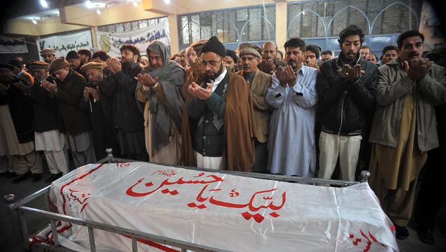 Funérailles d'une victime de l'attaque des talibans dans une école, le 16 décembre 2014 à Peshawar