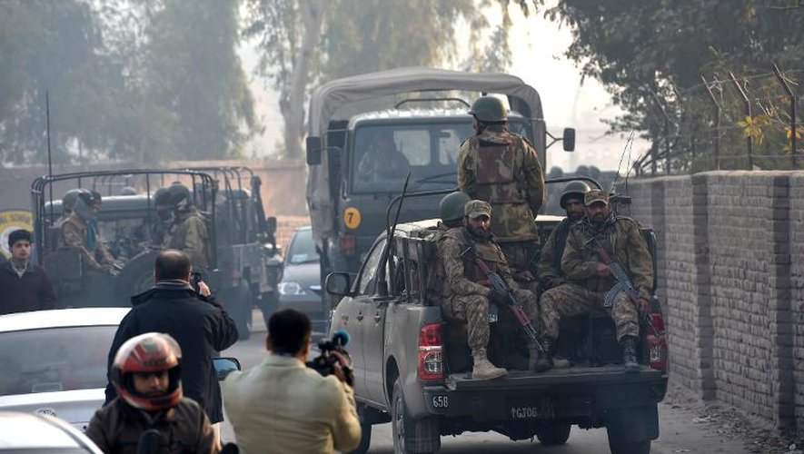 Patrouille militaire le 17 décembre 2014 à Peshawar au lendemain du carnage commis par les talibans dans une école pour enfants de militaires