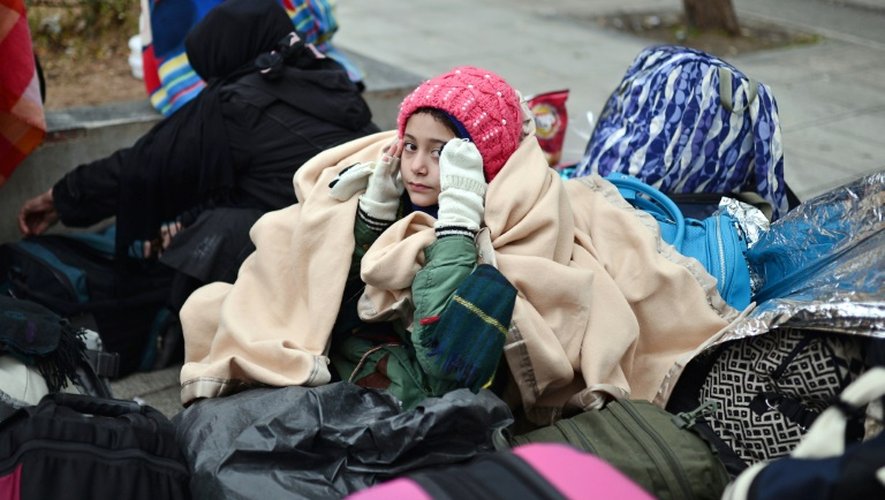 Une fillette afghane dans un campement de migrants, installé dans le centre Athènes, le 11 décembre 2015