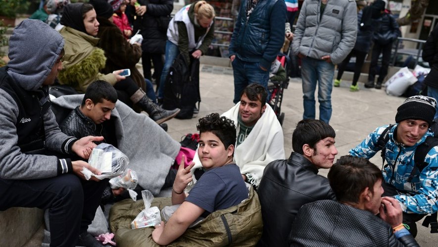 Des réfugiés et des migrants dans un campement installé dans le centre d'Athènes, le 11 décembre 2015