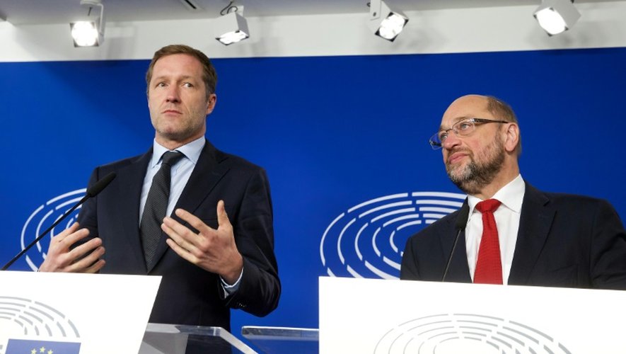 Le chef du gouvernement wallon, Paul Magnette (G) et le président du parlement européen Martin Schulz lors d'une conférence de presse, le 22 octobre 2016 à Bruxelles