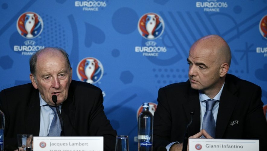 Le N.2 de l'UEFA Gianni Infantino avec le patron de l'Euro-2016 Jacques Lambert à Paris, le 11 décembre 2015