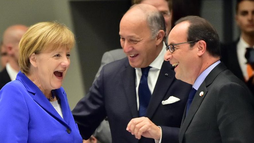 La chancelière allemande Angela Merkel entourée du président français François Hollande et du ministre français des Affaires étrangères, Laurent Fabius, le 16 octobre 2014 à Milan