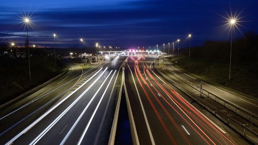 Les lumières de voitures sur une autoroute près d'Ancenis, le 16 décembre 2014