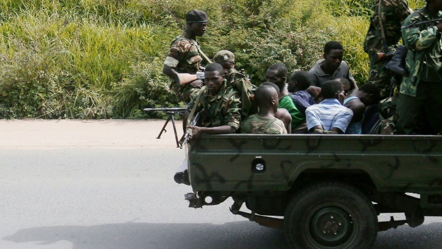 Un véhicule militaire avec des hommes menottés circule dans Bujumbura le 11 décembre 2015