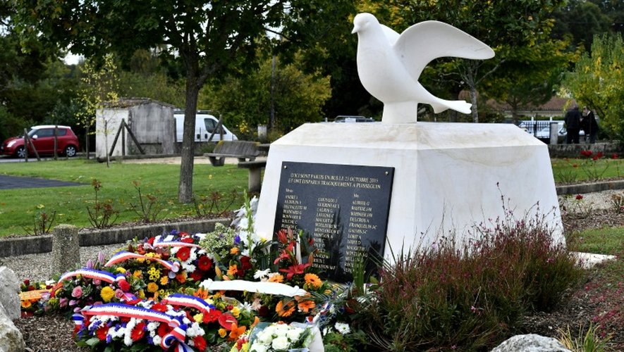 Une stèle en hommage aux victimes de l'accident de Puisseguin à Petit-Palais-et-Cornemps le 23 octobre 2016