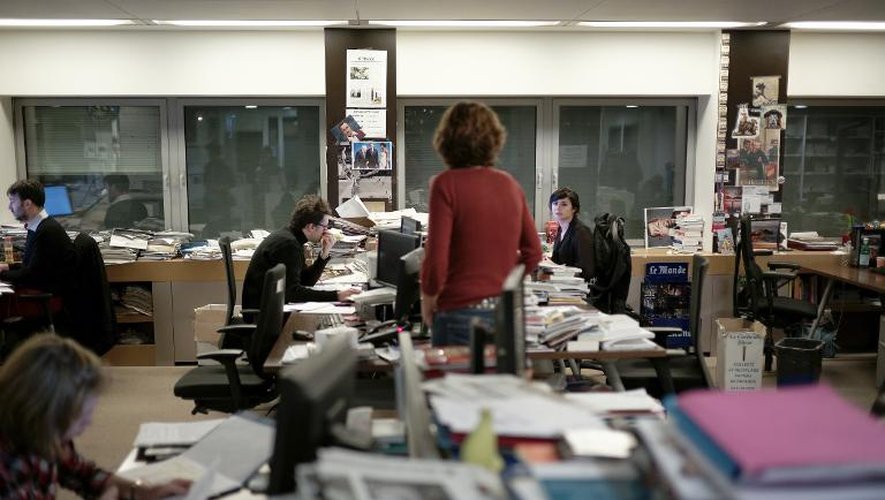 Des employés du journal Le Monde au siège du quotidien le 17 décembre 2014 à Paris