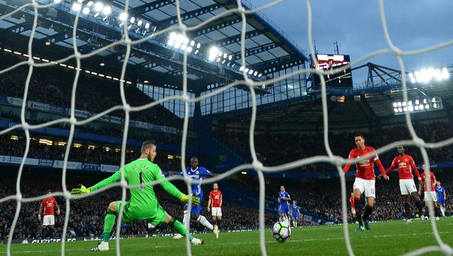 Le milieu de terrain de Chelsea N'Golo Kanté inscrit un but contre Manchester United, le 23 octobre 2016 à Stamford Bridge