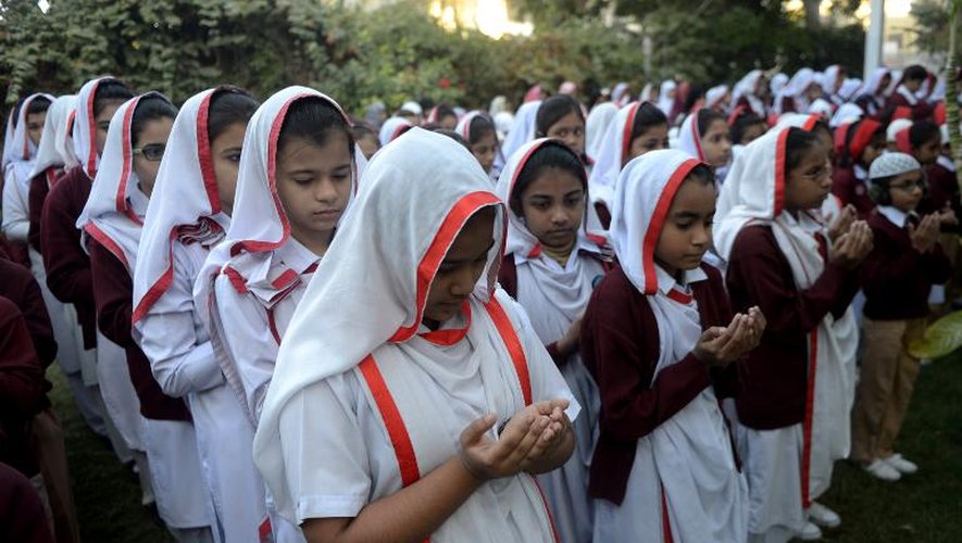 Des écolières participent à une cérémonie de prière le 17 décembre 2014 à Karachi