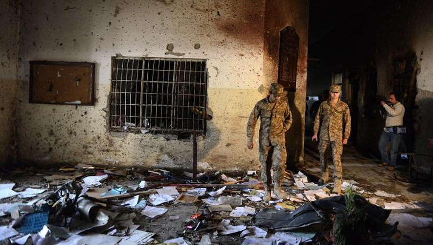 Des militaires dans l'école attaquée par des talibans, le 17 décembre 2014 à Peshawar