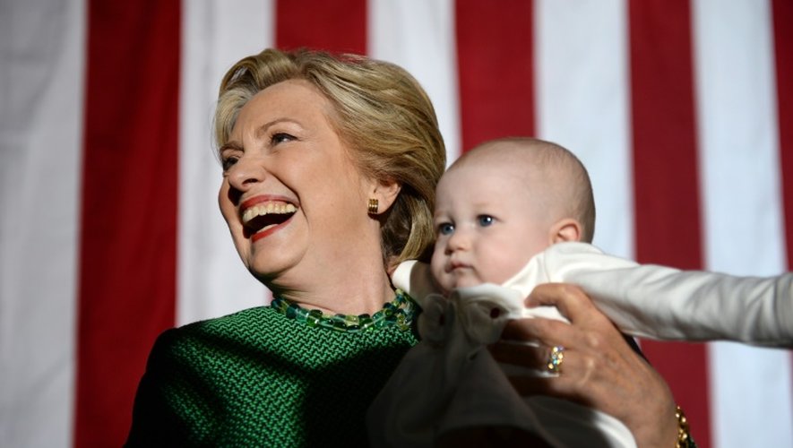 Hillary Clinton porte un bébé lors d'un meeting à l'Université de Caroline du Nord à Charlotte, le 23 octobre 2016