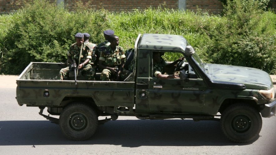 Des militaires burundais  dans le quartier de Musaga, à Bujumbura le 11 décembre 2015