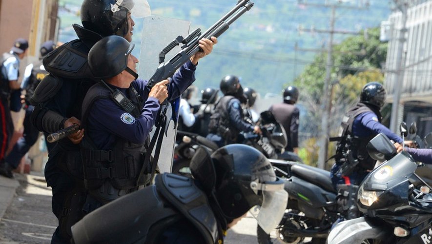 Des policiers anti-émeute affrontent des étudiants manifestant contre Maduro, le 24 octobre 2016 à San Cristobal