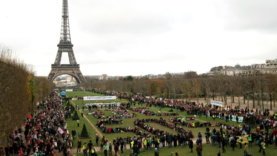 Des ONG environnementalistes manifestent sur le Champ de Mars à Paris, le 12 décembre 2015
