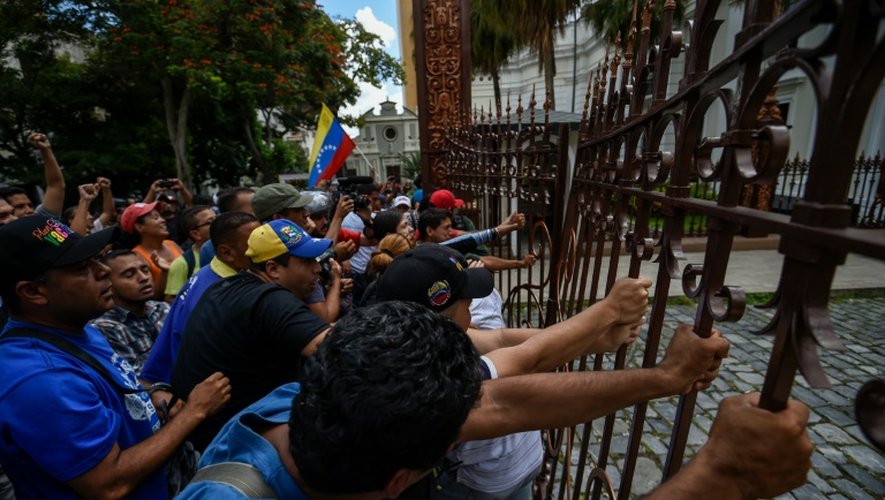 Les supporters du président Nicolas Maduro sont entrés en force dans le Parlement, le 23 octobre 2016 à Caracas