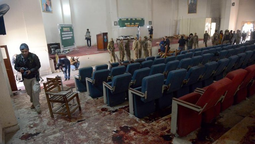 Des soldats pakistanais et des représentants de médias dans l'auditorium de l'école de Peshawar théâtre d'un carnage perpétré par les talibans, le 17 décembre 2014