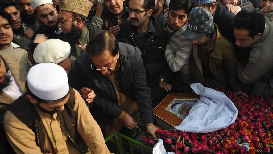 Scène de deuil autour des cercueils d'élèves assassinés par des talibans, le 17 décembre 2014 à Peshawar