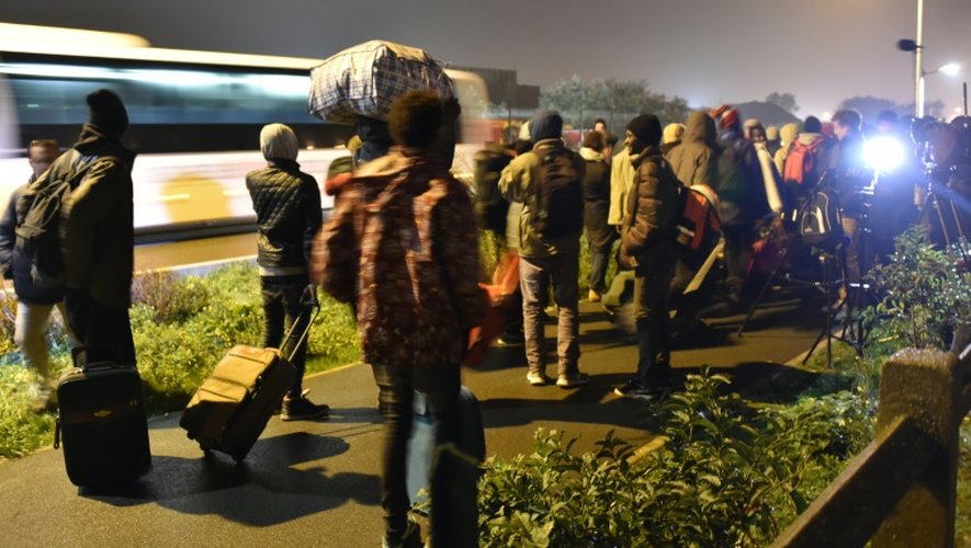 Des migrants s'apprêtent à monter dans des autocars lors de l'évacuation de la "Jungle" le 24 octobre 2016 à Calais