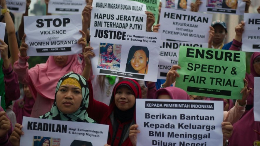 Des immigrées indonésiennes manifestent le 24 octobre 2016 à Hong kong devant le tribunal où est jugé le banquier britannique Rurik Jutting accusé du  meurtre de deux jeunes Indonésiennes