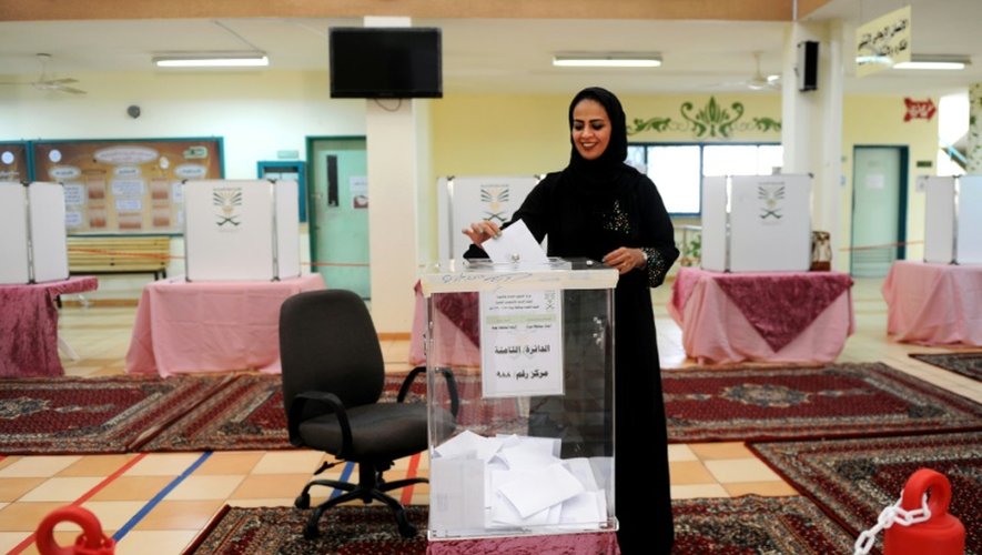 Une Saoudienne dépose son bulletin dans l'urne dans un bureau de vote à Jeddah, le 12 décembre 2015