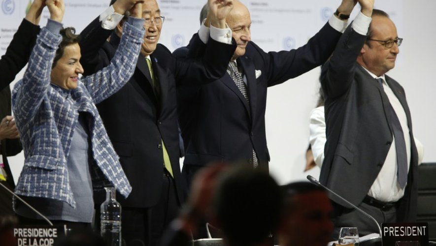 Christina Figueres (g), Ban Ki Moon, Laurent Fabius et François Hollande (d) à l'annonce de l'adoption de l'accord sur le climat au Bourget, le 12 décembre 2015
