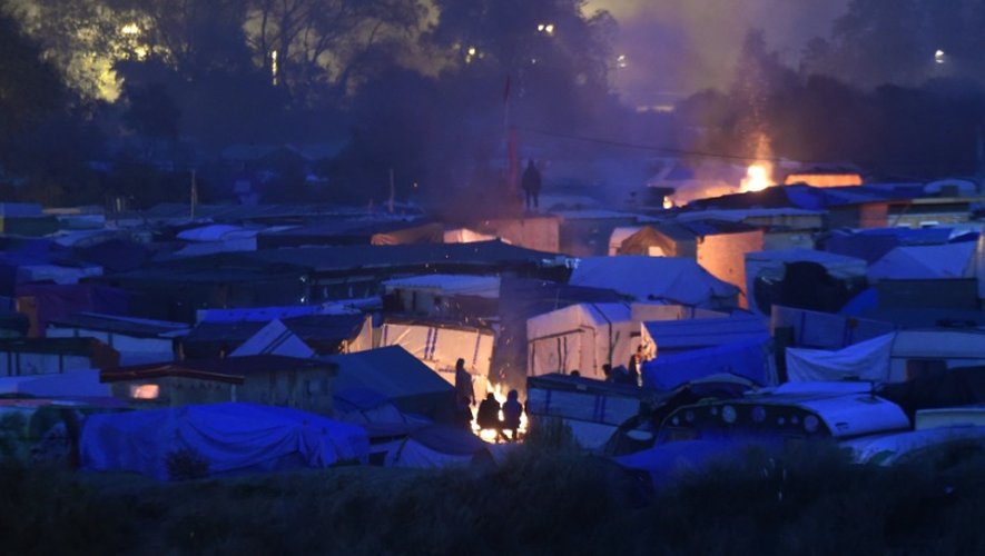 Des migrants se rassemblent auprès de feux de bois pour se réchauffer dans la Jungle de Calais, le 24 octobre 2016