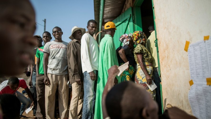 Des Centrafricains font la queue pour voter à Bangui le 13 décembre 2015