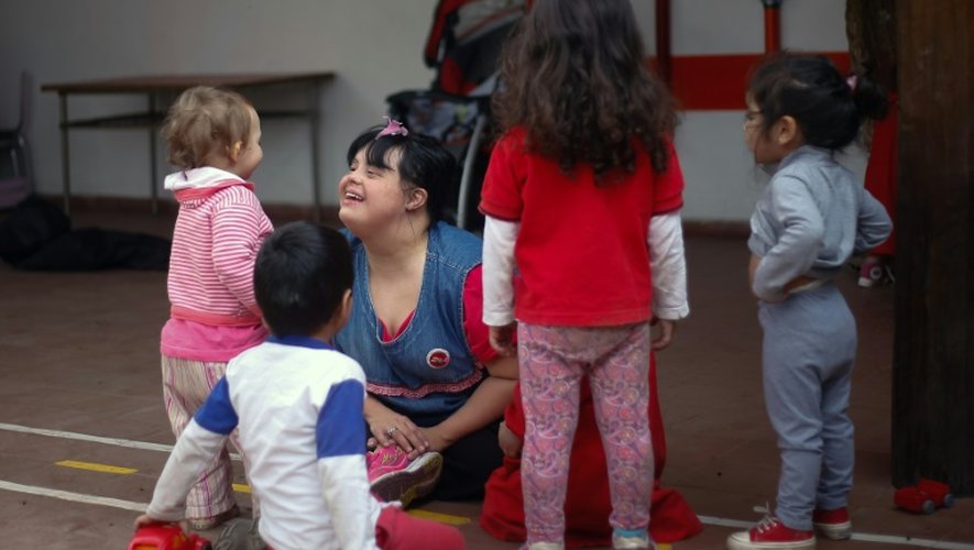 Noelia Garella, jeune femme trisomique de 31 ans, entourée d'enfants dans la crèche où elle travaille, le 29 septembre 2016 à Cordoba en Argentine