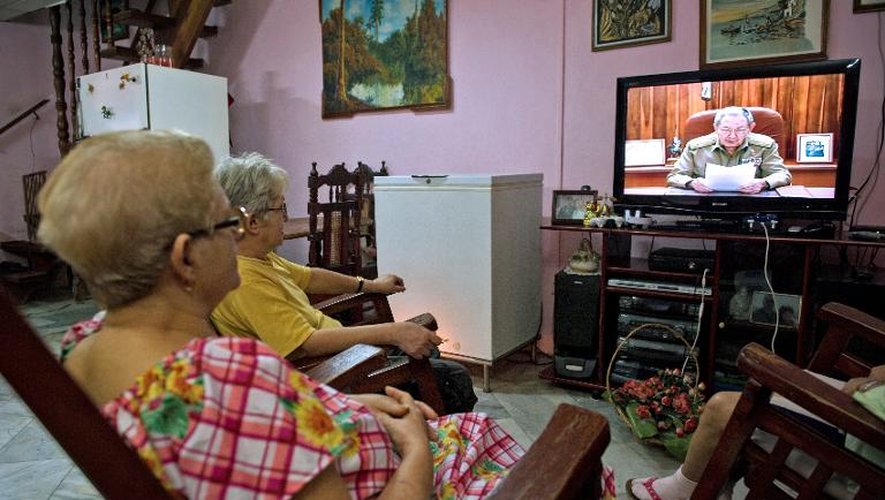 Des cubains regardent l'intervention télévisée de Raul Castro, le président cubain, le 17 décembre 2014 à La Havane