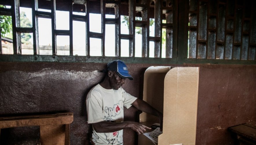 Un électeur dépose son bulletin dans l'urne le 13 décembre 2015 à Bangui