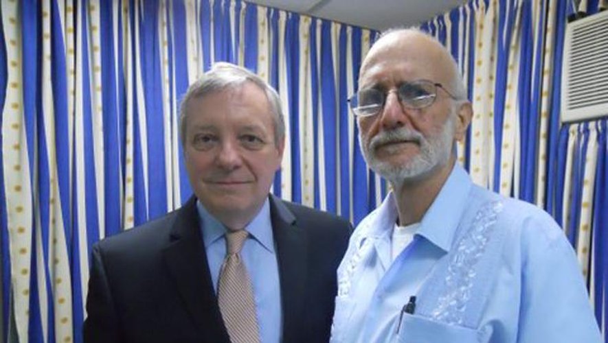 Le sénateur amércian Dick Durbin (g) et Alan Gross, un Américain de 65 ans détenu pendant 5 ans à La Havane, le 17 décembre 2014 dans le Maryland