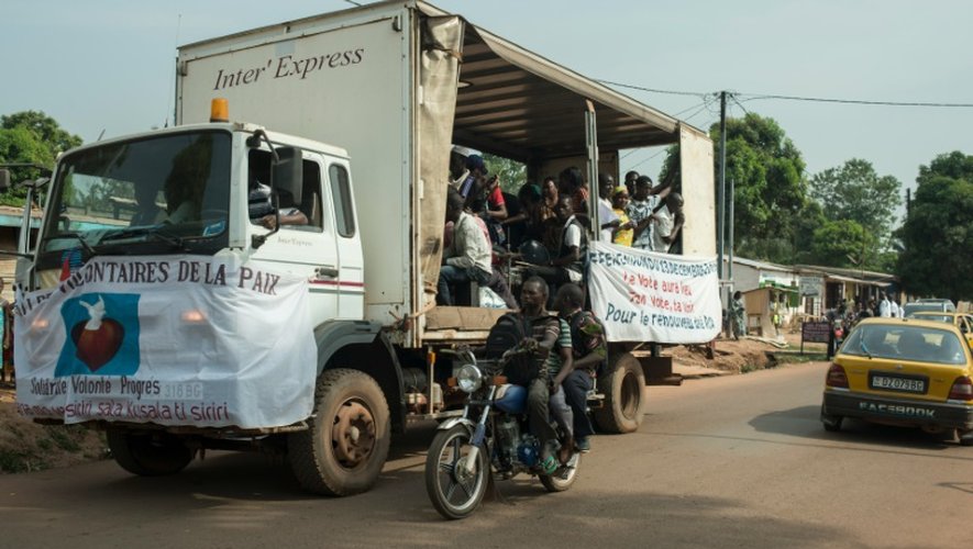 Une caravane électorale sillonne les rues de Bangui, le 12 décembre 2015 appelant à voter sur un projet de référendum constitutionnel